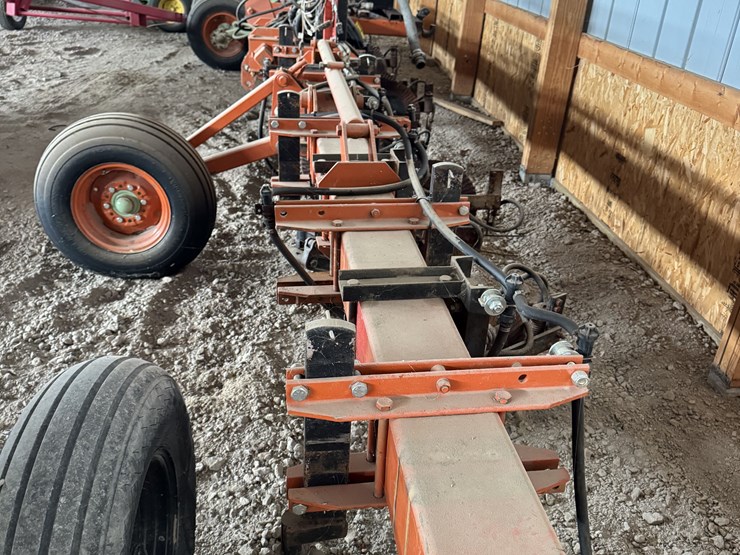 yetter-custom-30'-liquid-fertilizer-applicator-image-2