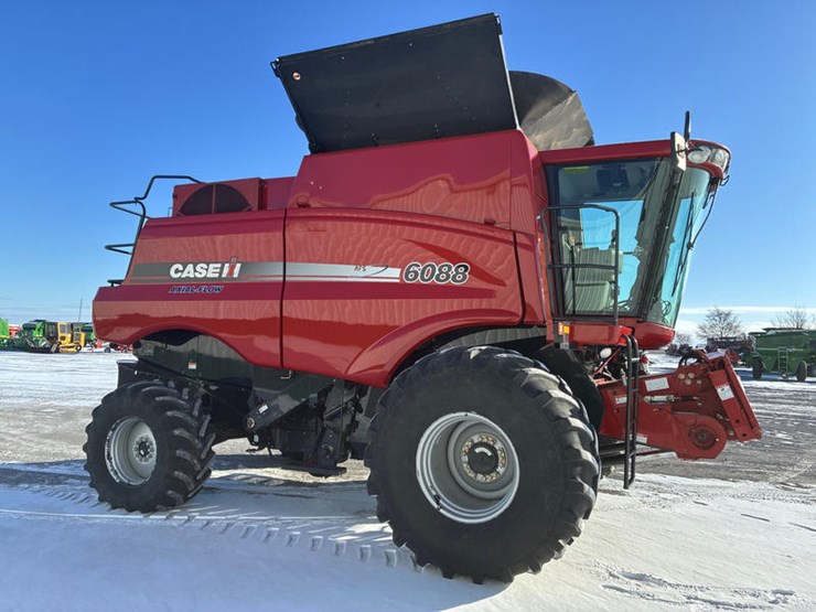 2010-case-ih-6088-image-10