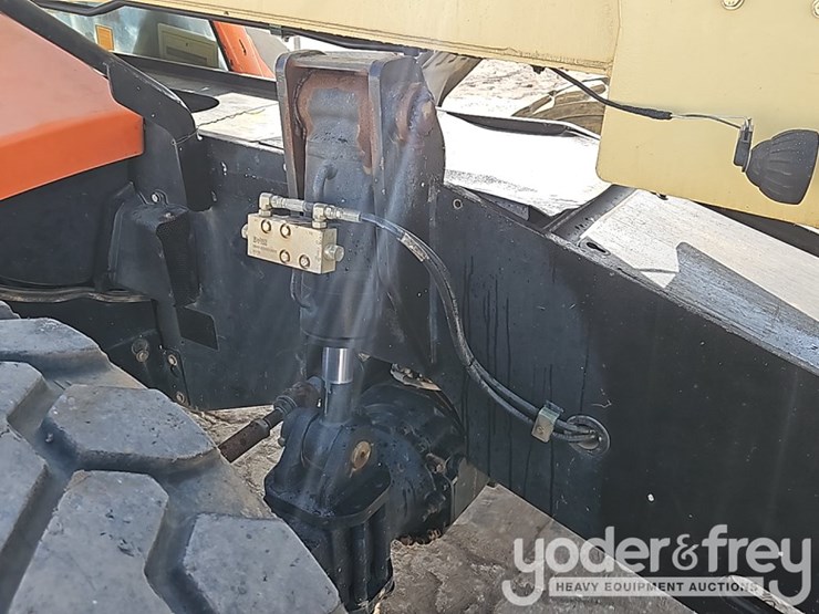 2016-jlg-1055-image-10