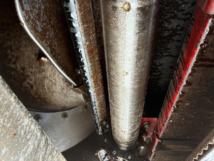 2010-case-ih-6088-image-31