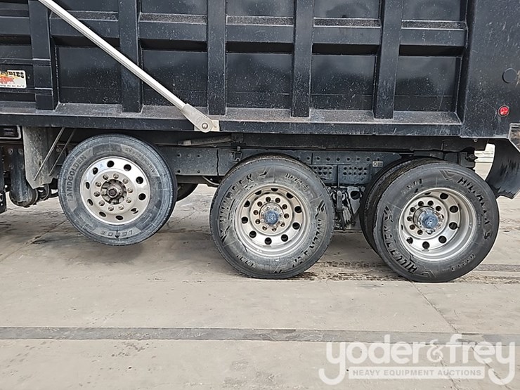 2021-peterbilt-567-image-14