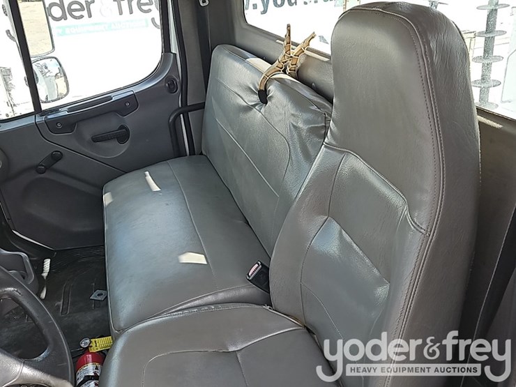 2011-freightliner-m2-106-image-37