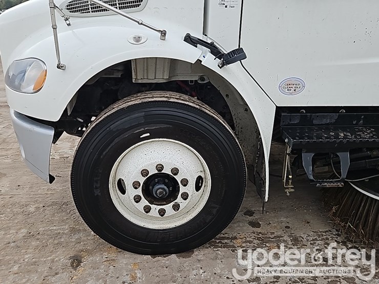 2022-freightliner-m2-106-image-13