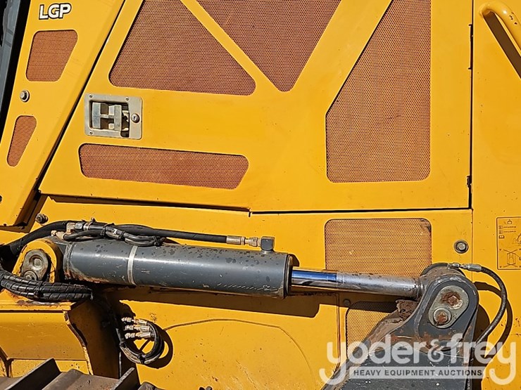 2018-deere-700k-lgp-image-14