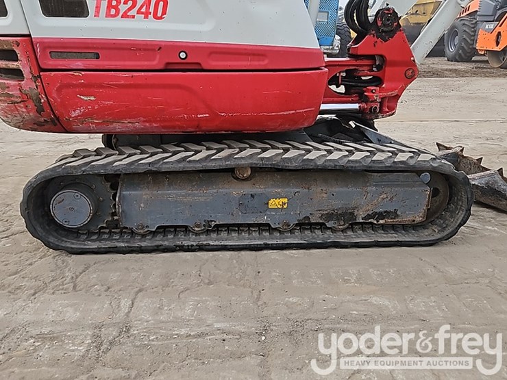 2020-takeuchi-tb240-image-8
