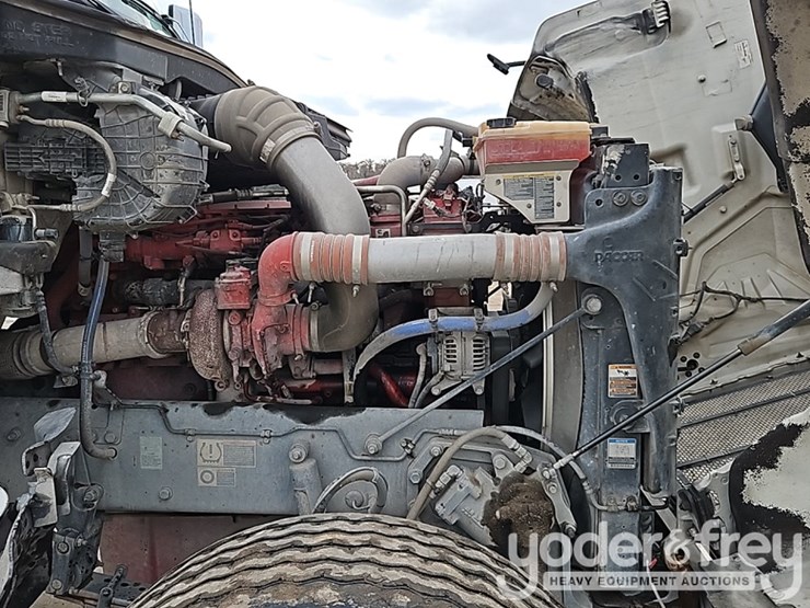 2021-peterbilt-567-image-23