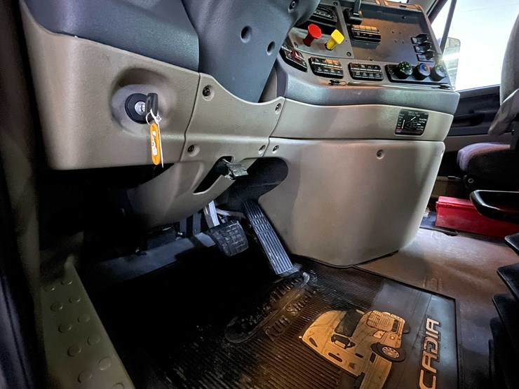 #6227-•-2018-freightliner-cascadia-day-cab-semi-truck-(title-in-delay)-image-81