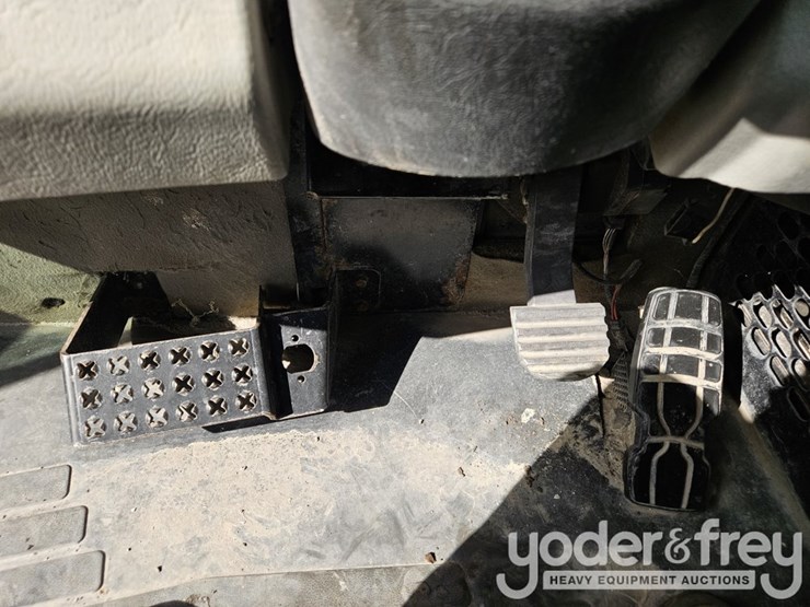 2016-caterpillar-725c2-image-33