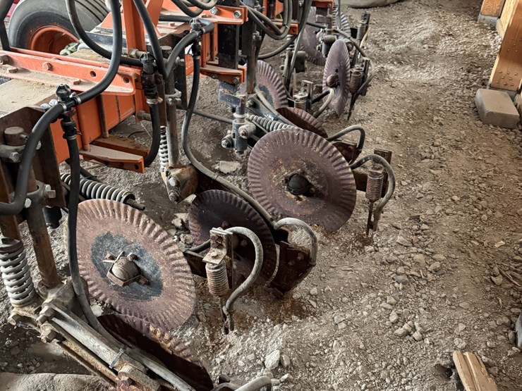 yetter-custom-30'-liquid-fertilizer-applicator-image-6