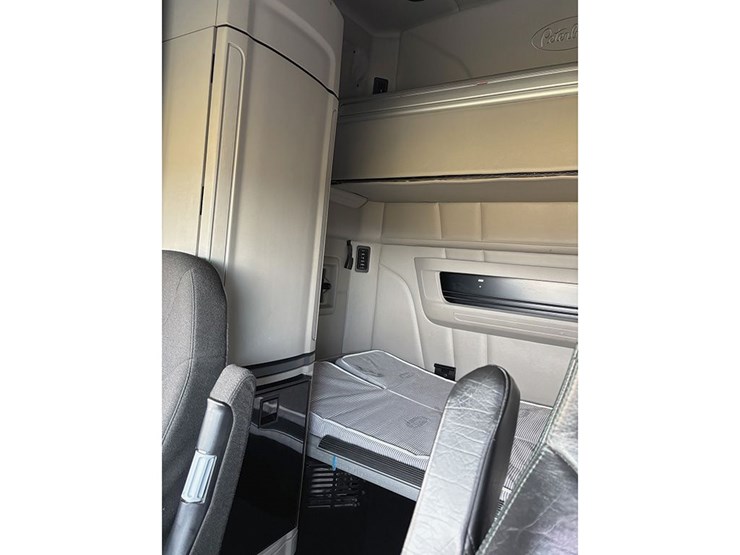 2020-peterbilt-579-image-3