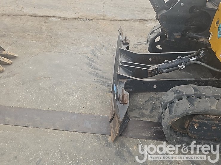 2018-deere-17g-image-30