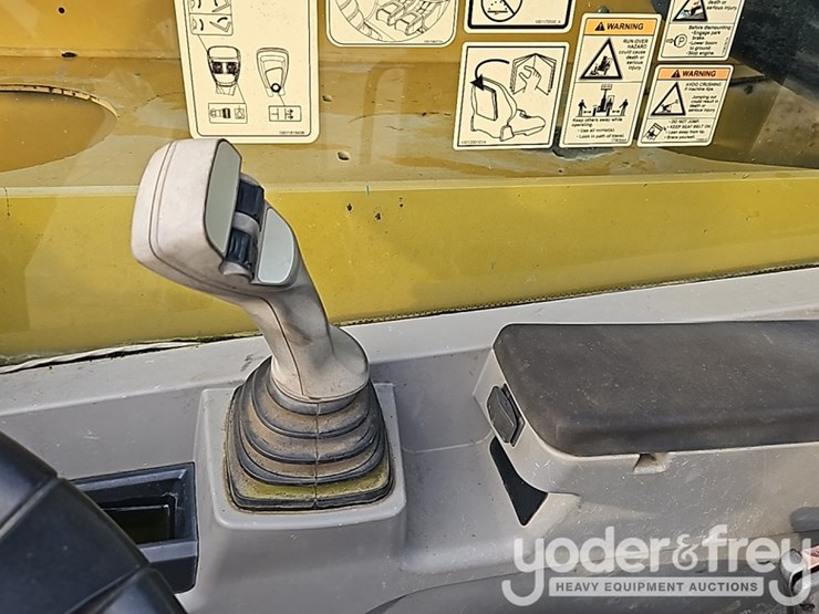 2017-caterpillar-tl642d-image-26