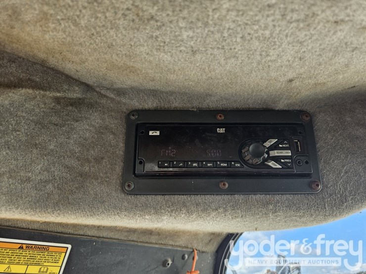 2016-caterpillar-725c2-image-27