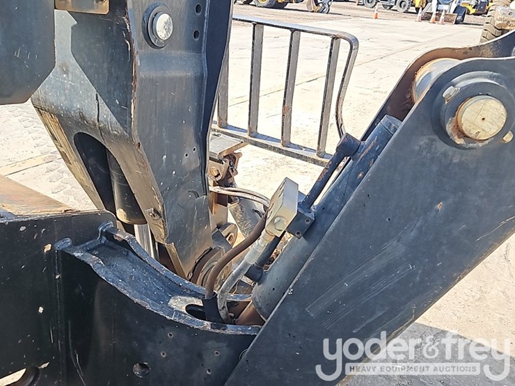 2016-jlg-1055-image-11