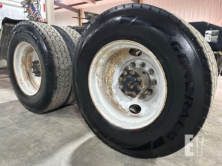 2005-peterbilt-385-image-21