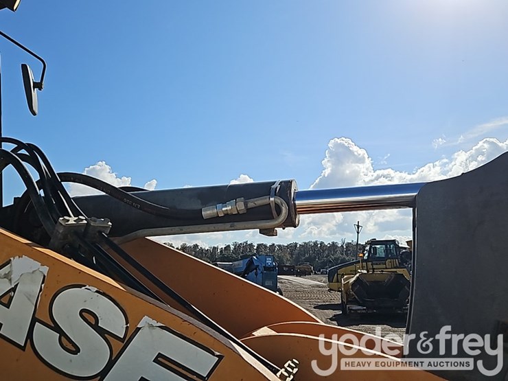 2017-case-621g-image-12