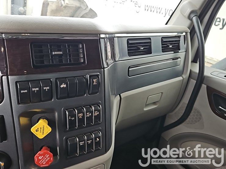 2021-peterbilt-567-image-29
