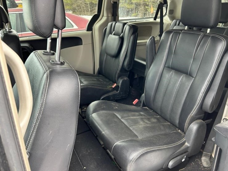 2012-chrysler-town-&-country-image-8