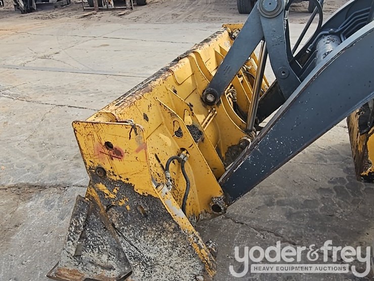 2017-deere-310sl-image-11