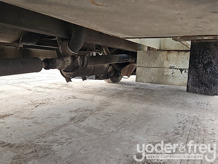 2011-freightliner-m2-106-image-9