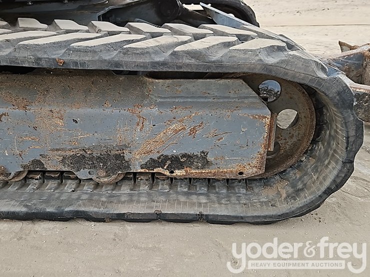 2020-takeuchi-tb240-image-12