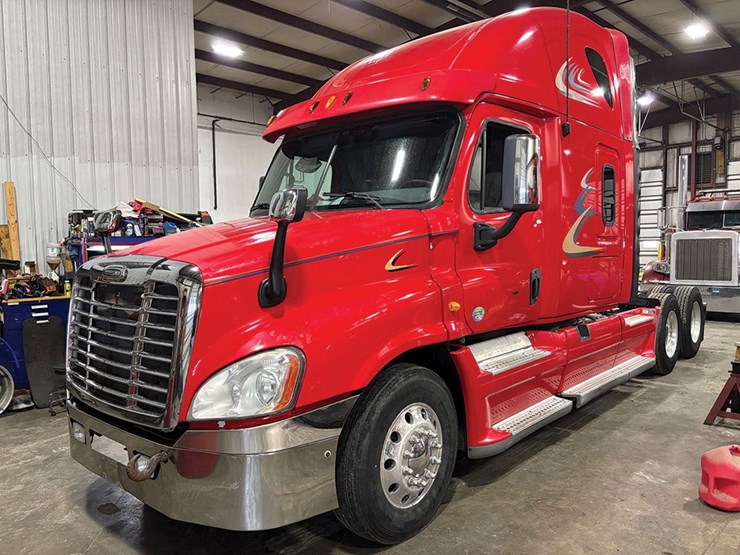2013-freightliner-cascadia-125-image-2
