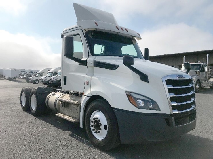 2019-freightliner-cascadia-126-image-1