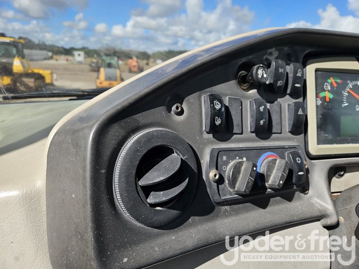 2016-caterpillar-725c2-image-35