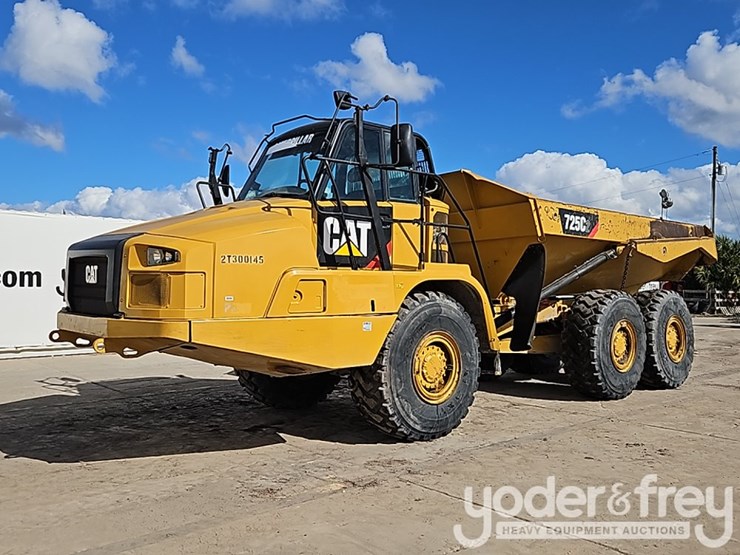 2016-caterpillar-725c2-image-1