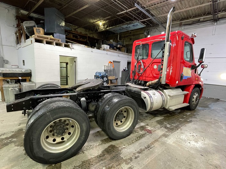 #6227-•-2018-freightliner-cascadia-day-cab-semi-truck-(title-in-delay)-image-5