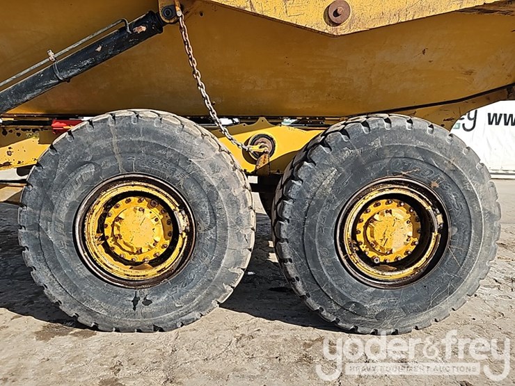 2016-caterpillar-725c2-image-17