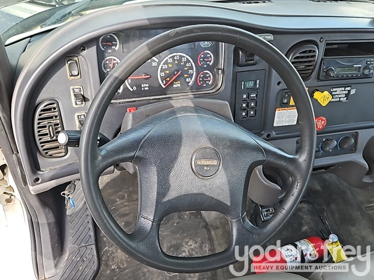 2011-freightliner-m2-106-image-45