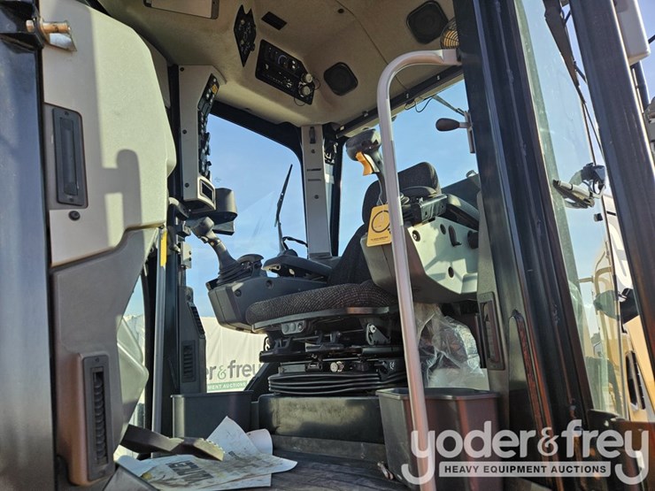 2018-caterpillar-12m3-image-26