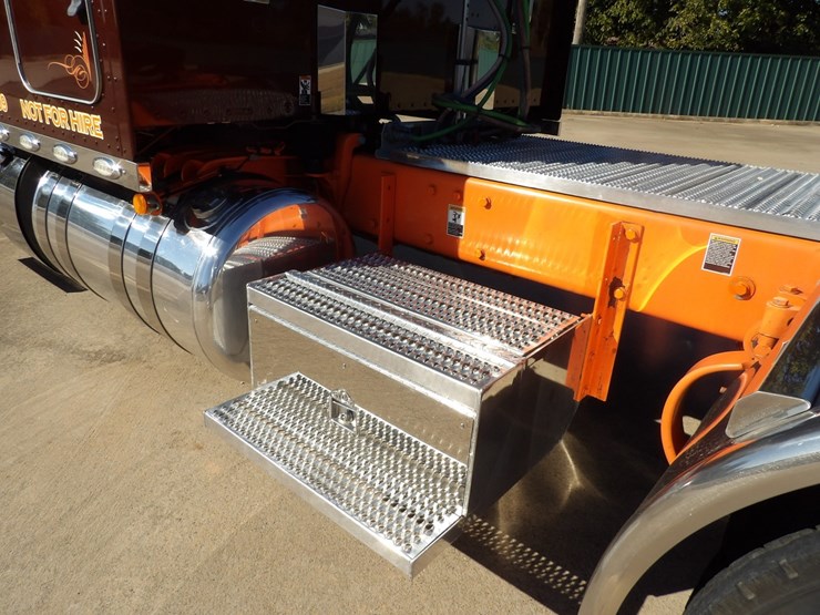 2022-peterbilt-389-image-21