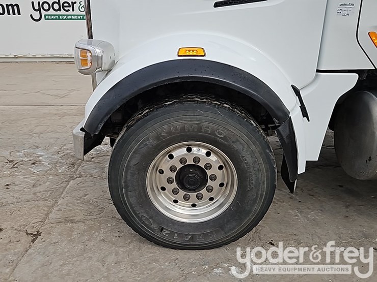 2021-peterbilt-567-image-13