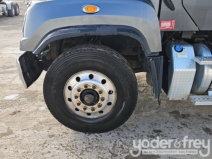 2016-freightliner-114sd-image-14