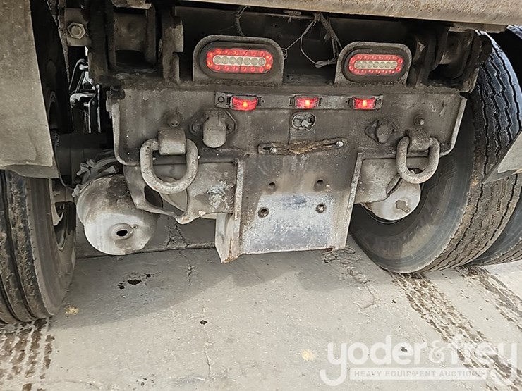 2021-peterbilt-567-image-18