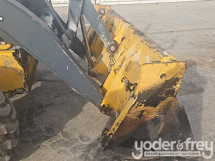 2017-deere-310sl-image-14