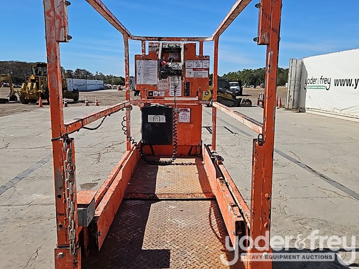 2017-jlg-1930es-image-13