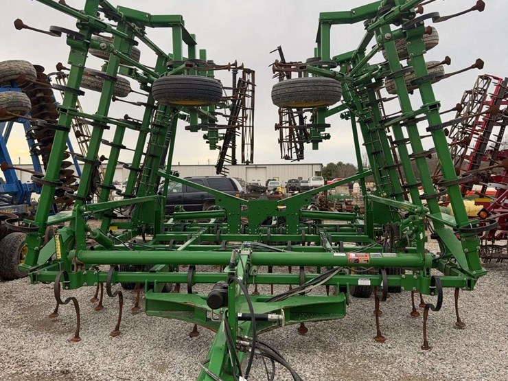 john-deere-2210-image-1