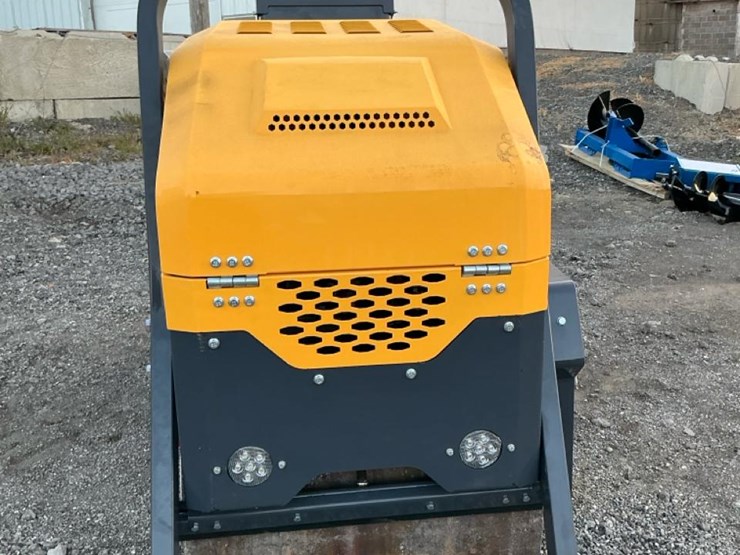 #1253-•-unused-future-ft1000-ride-on-road-roller-image-8