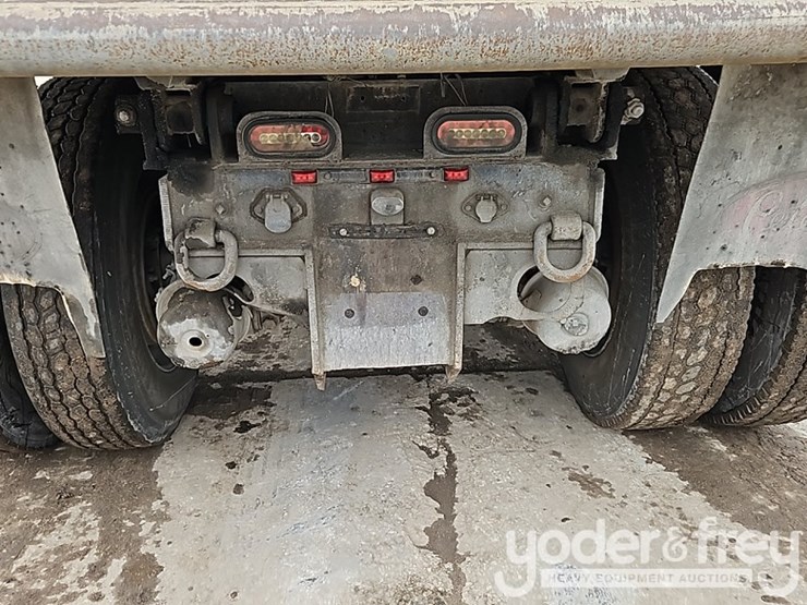 2021-peterbilt-567-image-18