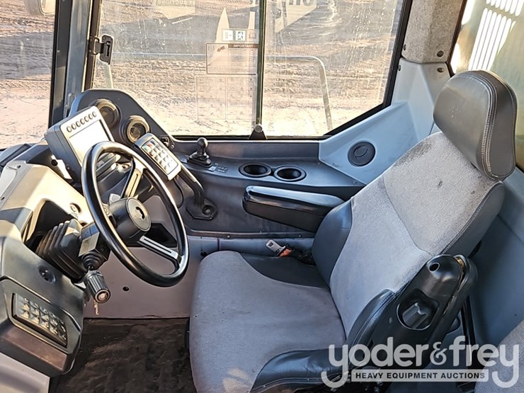 2019-deere-310e-image-28