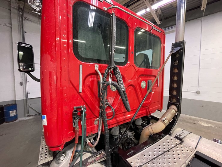 #6227-•-2018-freightliner-cascadia-day-cab-semi-truck-(title-in-delay)-image-66