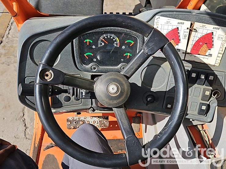 2016-jlg-1055-image-25