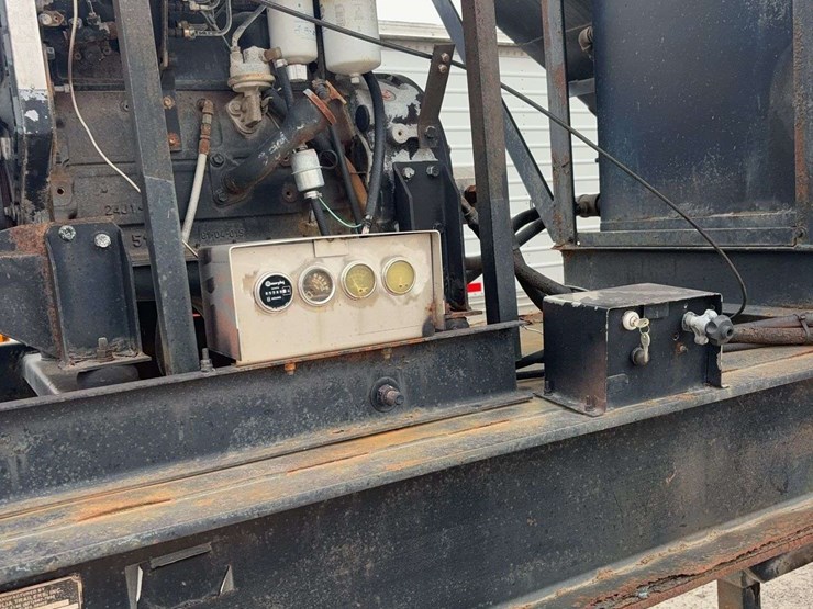 adams-semi-dry-fertilizer-tender-with-engine,-side-auger-unload-image-15