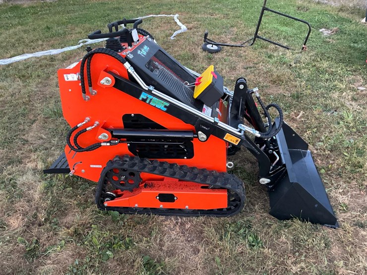 #1020-•-unused-future-ft36c-skid-steer-loader*-image-7