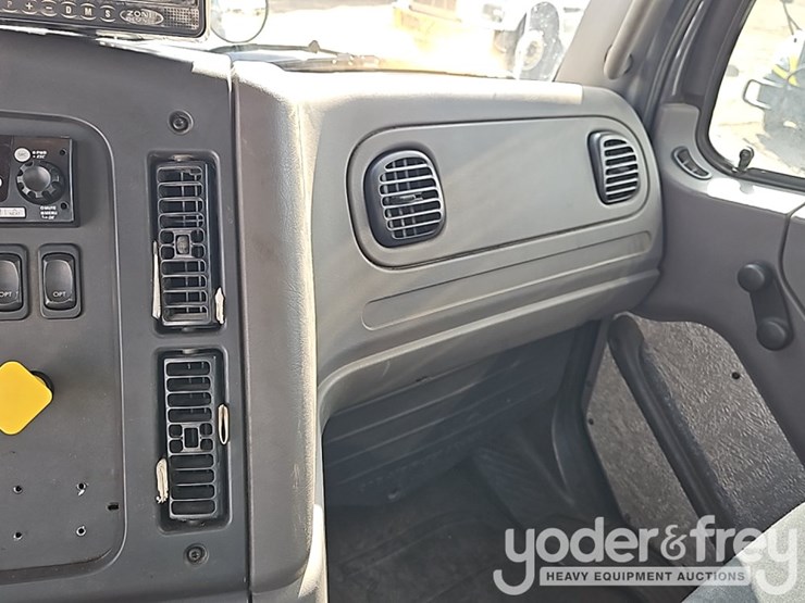 2016-freightliner-114sd-image-28