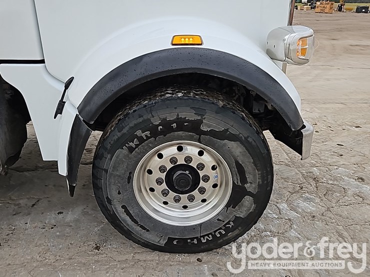 2021-peterbilt-567-image-11