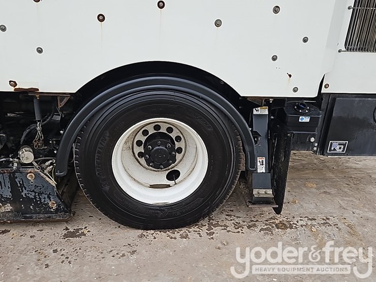 2022-freightliner-m2-106-image-15